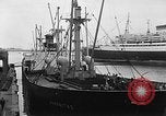 Standbild Ankunft der Kohle Genua Italien, 1947, aus Sekunde 8 historischem Filmmaterial Videoclip 65675073035