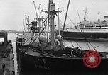 Standbild Ankunft der Kohle Genua Italien, 1947, aus Sekunde 9 historischem Filmmaterial Videoclip 65675073035
