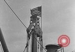 Standbild Ankunft der Kohle Genua Italien, 1947, aus Sekunde 11 historischem Filmmaterial Videoclip 65675073035