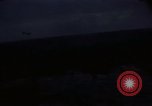 Standbild Air Attack Vietnam, 1965, aus Sekunde 41 historischem Filmmaterial Videoclip 65675073044