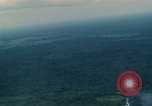 Standbild Air Attack Vietnam, 1965, aus Sekunde 30 historischem Filmmaterial Videoclip 65675073045