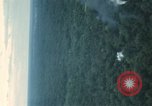 Standbild Air Attack Vietnam, 1965, aus Sekunde 49 historischem Filmmaterial Videoclip 65675073045