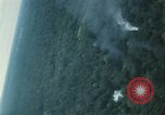 Standbild Air Attack Vietnam, 1965, aus Sekunde 51 historischem Filmmaterial Videoclip 65675073045
