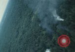 Standbild Air Attack Vietnam, 1965, aus Sekunde 52 historischem Filmmaterial Videoclip 65675073045