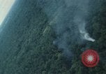 Standbild Air Attack Vietnam, 1965, aus Sekunde 53 historischem Filmmaterial Videoclip 65675073045