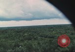 Image attaque aérienne Vietnam, 1965, de la seconde 3 séquences d'archives historiques vidéo 65675073047