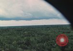 Image attaque aérienne Vietnam, 1965, de la seconde 4 séquences d'archives historiques vidéo 65675073047