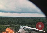 Image attaque aérienne Vietnam, 1965, de la seconde 7 séquences d'archives historiques vidéo 65675073047
