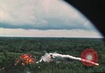 Image attaque aérienne Vietnam, 1965, de la seconde 8 séquences d'archives historiques vidéo 65675073047