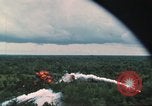Image attaque aérienne Vietnam, 1965, de la seconde 9 séquences d'archives historiques vidéo 65675073047