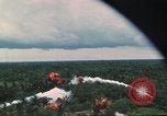 Image attaque aérienne Vietnam, 1965, de la seconde 10 séquences d'archives historiques vidéo 65675073047