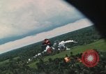 Image attaque aérienne Vietnam, 1965, de la seconde 14 séquences d'archives historiques vidéo 65675073047