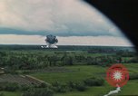 Image attaque aérienne Vietnam, 1965, de la seconde 22 séquences d'archives historiques vidéo 65675073047