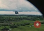 Image attaque aérienne Vietnam, 1965, de la seconde 23 séquences d'archives historiques vidéo 65675073047