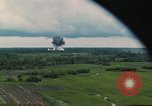Image attaque aérienne Vietnam, 1965, de la seconde 25 séquences d'archives historiques vidéo 65675073047