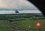 Image attaque aérienne Vietnam, 1965, de la seconde 26 séquences d'archives historiques vidéo 65675073047