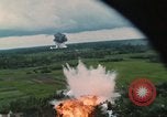 Image attaque aérienne Vietnam, 1965, de la seconde 28 séquences d'archives historiques vidéo 65675073047