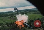 Image attaque aérienne Vietnam, 1965, de la seconde 29 séquences d'archives historiques vidéo 65675073047
