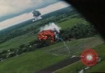 Image attaque aérienne Vietnam, 1965, de la seconde 32 séquences d'archives historiques vidéo 65675073047