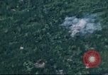 Immagine di Attacco aereo Il Vietnam, 1965, secondo 15 filmato di repertorio 65675073050