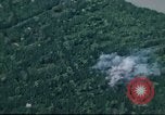 Immagine di Attacco aereo Il Vietnam, 1965, secondo 16 filmato di repertorio 65675073050