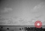 Standbild atomare Explosion im Test Baker Operation Crossroads Marschall Inseln, 1946, aus Sekunde 59 historischem Filmmaterial Videoclip 65675073073