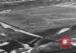 Standbild B-6A Bomber und O-1D Ausübung Ebenen bei Mitchel Feld Hempstead New York USA, 1937, aus Sekunde 22 historischem Filmmaterial Videoclip 65675073088