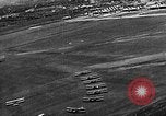 Standbild B-6A Bomber und O-1D Ausübung Ebenen bei Mitchel Feld Hempstead New York USA, 1937, aus Sekunde 35 historischem Filmmaterial Videoclip 65675073088