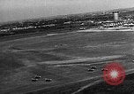 Standbild B-6A Bomber und O-1D Ausübung Ebenen bei Mitchel Feld Hempstead New York USA, 1937, aus Sekunde 52 historischem Filmmaterial Videoclip 65675073088