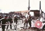 Image Des soldats allemands prisonniers creusent Schweinfurt Allemagne, 1945, de la seconde 4 séquences d'archives historiques vidéo 65675073096
