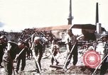 Image Des soldats allemands prisonniers creusent Schweinfurt Allemagne, 1945, de la seconde 5 séquences d'archives historiques vidéo 65675073096