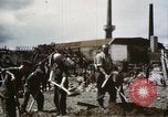 Image Des soldats allemands prisonniers creusent Schweinfurt Allemagne, 1945, de la seconde 6 séquences d'archives historiques vidéo 65675073096