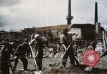 Image Des soldats allemands prisonniers creusent Schweinfurt Allemagne, 1945, de la seconde 7 séquences d'archives historiques vidéo 65675073096