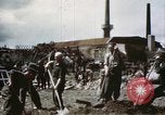 Image Des soldats allemands prisonniers creusent Schweinfurt Allemagne, 1945, de la seconde 8 séquences d'archives historiques vidéo 65675073096