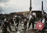 Image Des soldats allemands prisonniers creusent Schweinfurt Allemagne, 1945, de la seconde 9 séquences d'archives historiques vidéo 65675073096