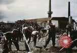 Image Des soldats allemands prisonniers creusent Schweinfurt Allemagne, 1945, de la seconde 10 séquences d'archives historiques vidéo 65675073096