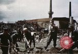 Image Des soldats allemands prisonniers creusent Schweinfurt Allemagne, 1945, de la seconde 11 séquences d'archives historiques vidéo 65675073096
