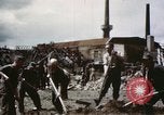 Image Des soldats allemands prisonniers creusent Schweinfurt Allemagne, 1945, de la seconde 12 séquences d'archives historiques vidéo 65675073096