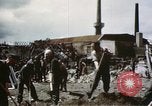 Image Des soldats allemands prisonniers creusent Schweinfurt Allemagne, 1945, de la seconde 13 séquences d'archives historiques vidéo 65675073096