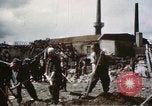 Image Des soldats allemands prisonniers creusent Schweinfurt Allemagne, 1945, de la seconde 14 séquences d'archives historiques vidéo 65675073096