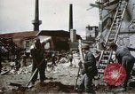 Image Des soldats allemands prisonniers creusent Schweinfurt Allemagne, 1945, de la seconde 19 séquences d'archives historiques vidéo 65675073096
