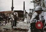 Image Des soldats allemands prisonniers creusent Schweinfurt Allemagne, 1945, de la seconde 20 séquences d'archives historiques vidéo 65675073096