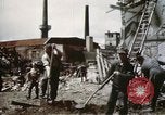 Image Des soldats allemands prisonniers creusent Schweinfurt Allemagne, 1945, de la seconde 21 séquences d'archives historiques vidéo 65675073096