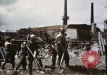 Image Des soldats allemands prisonniers creusent Schweinfurt Allemagne, 1945, de la seconde 24 séquences d'archives historiques vidéo 65675073096