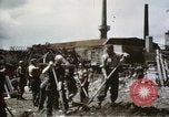 Image Des soldats allemands prisonniers creusent Schweinfurt Allemagne, 1945, de la seconde 25 séquences d'archives historiques vidéo 65675073096