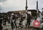 Image Des soldats allemands prisonniers creusent Schweinfurt Allemagne, 1945, de la seconde 26 séquences d'archives historiques vidéo 65675073096