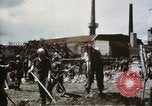 Image Des soldats allemands prisonniers creusent Schweinfurt Allemagne, 1945, de la seconde 27 séquences d'archives historiques vidéo 65675073096