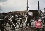 Image Des soldats allemands prisonniers creusent Schweinfurt Allemagne, 1945, de la seconde 28 séquences d'archives historiques vidéo 65675073096