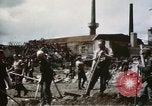 Image Des soldats allemands prisonniers creusent Schweinfurt Allemagne, 1945, de la seconde 29 séquences d'archives historiques vidéo 65675073096