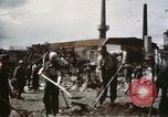 Image Des soldats allemands prisonniers creusent Schweinfurt Allemagne, 1945, de la seconde 30 séquences d'archives historiques vidéo 65675073096